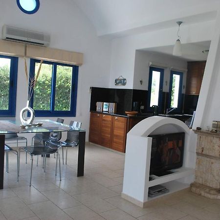 קיסונרגה Sea Front Villa, Heated Private Pool, Amazing Location Paphos 323 מראה חיצוני תמונה