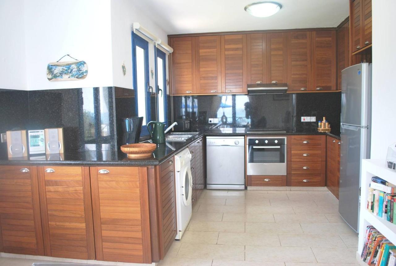 קיסונרגה Sea Front Villa, Heated Private Pool, Amazing Location Paphos 323 מראה חיצוני תמונה